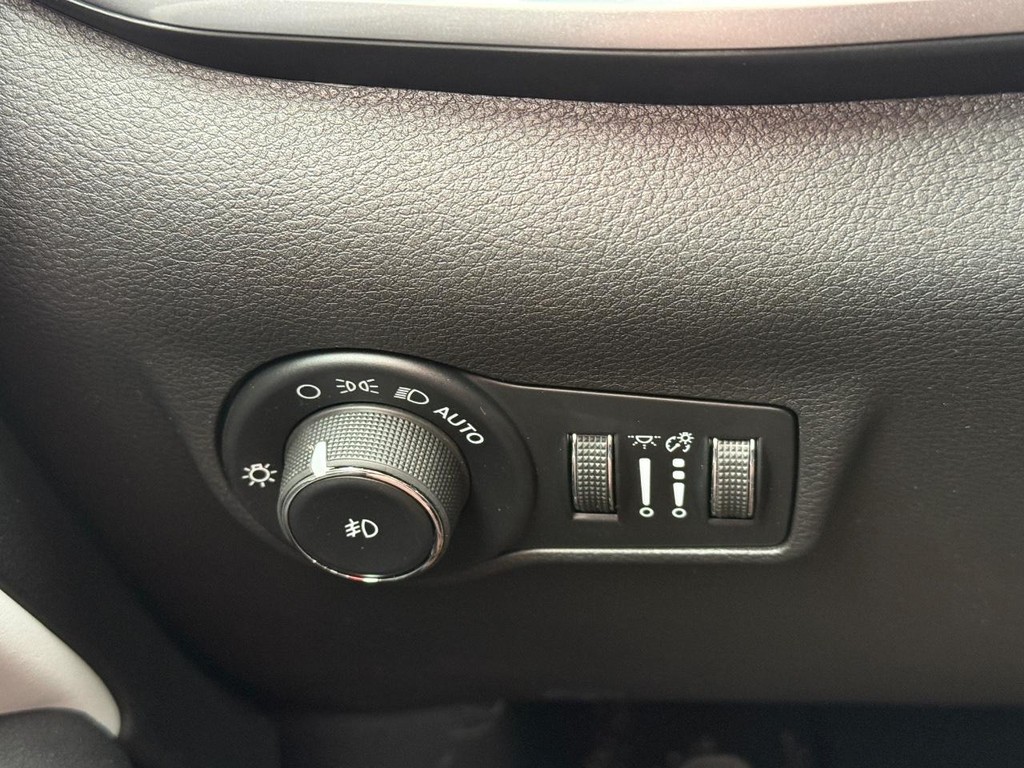 Jeep Compass Vehicle Full-screen Gallery Image 23