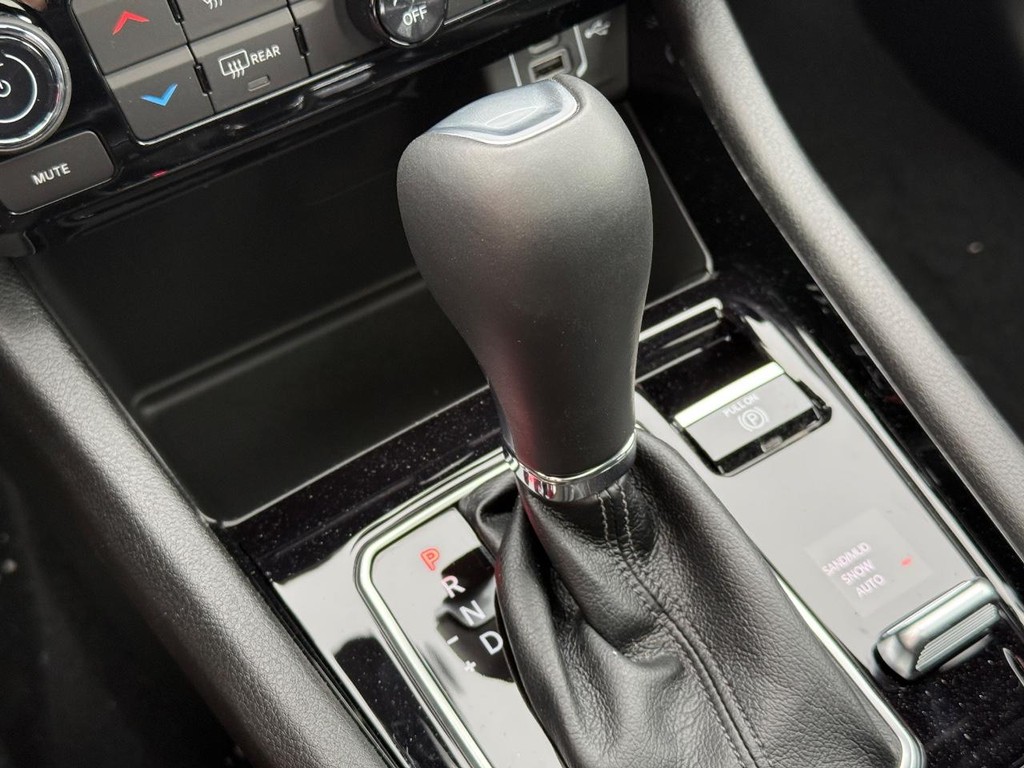 Jeep Compass Vehicle Full-screen Gallery Image 24