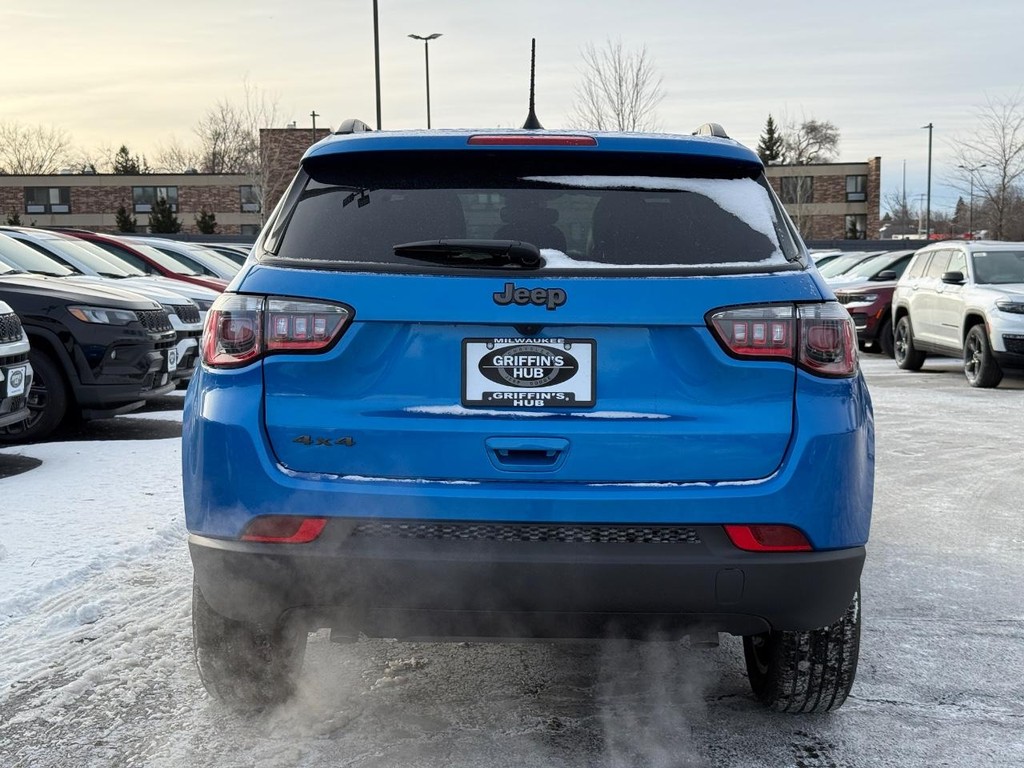 Jeep Compass Vehicle Full-screen Gallery Image 04