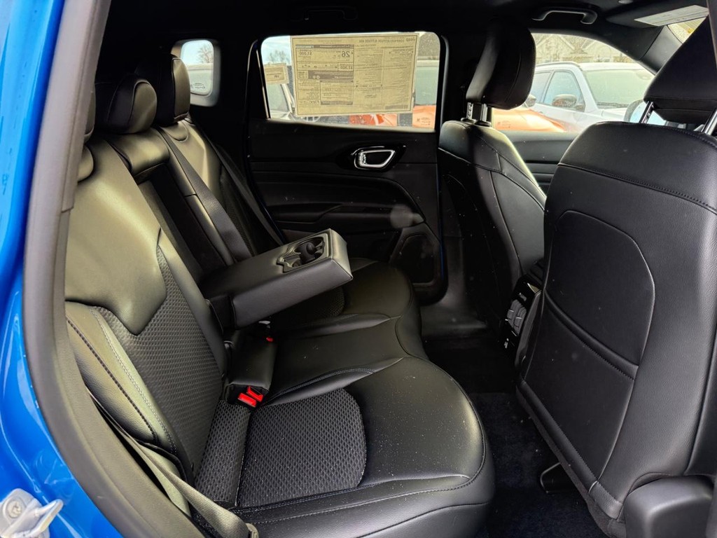 Jeep Compass Vehicle Full-screen Gallery Image 07