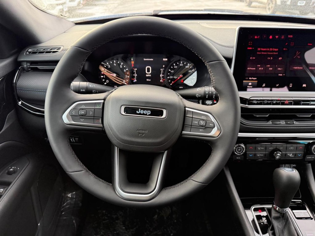 Jeep Compass Vehicle Full-screen Gallery Image 09