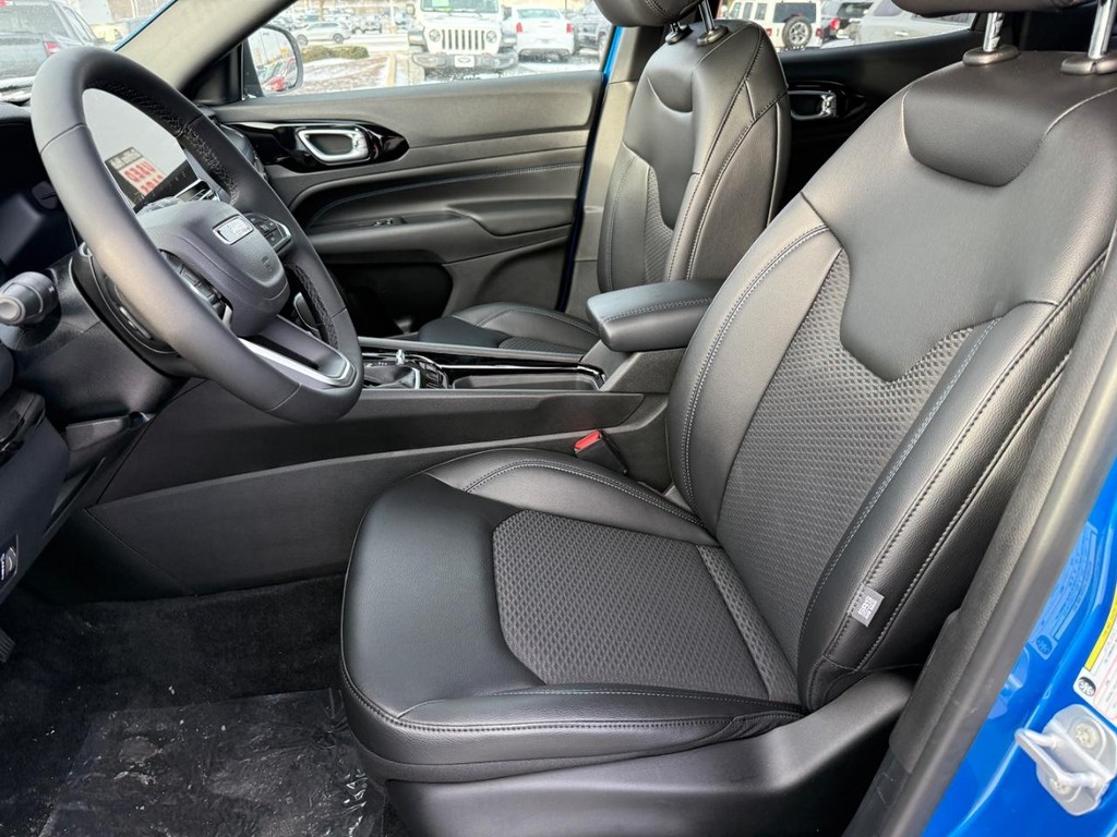 Jeep Compass Vehicle Full-screen Gallery Image 12