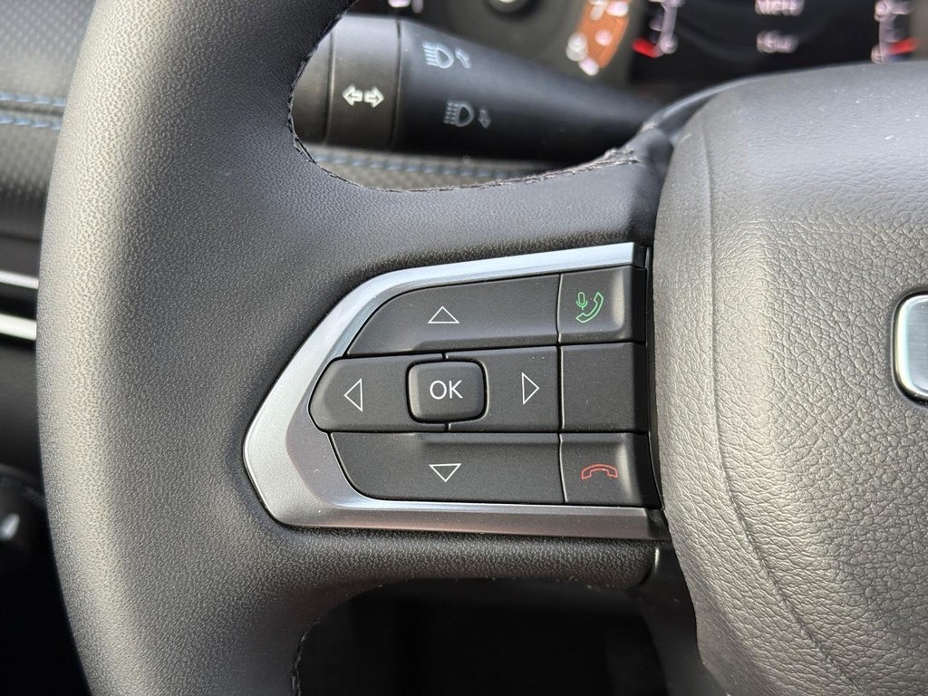 Jeep Compass Vehicle Full-screen Gallery Image 14