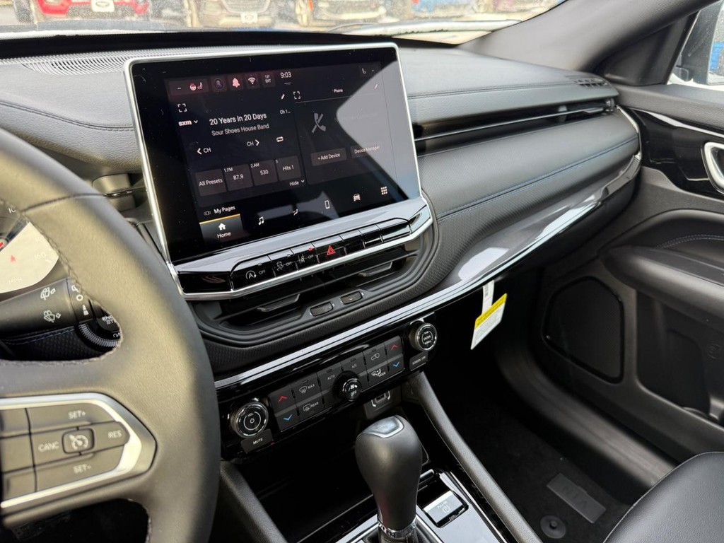 Jeep Compass Vehicle Full-screen Gallery Image 19