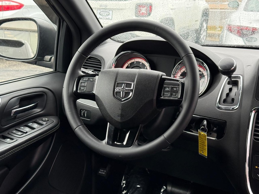 Dodge Grand Caravan Vehicle Full-screen Gallery Image 09