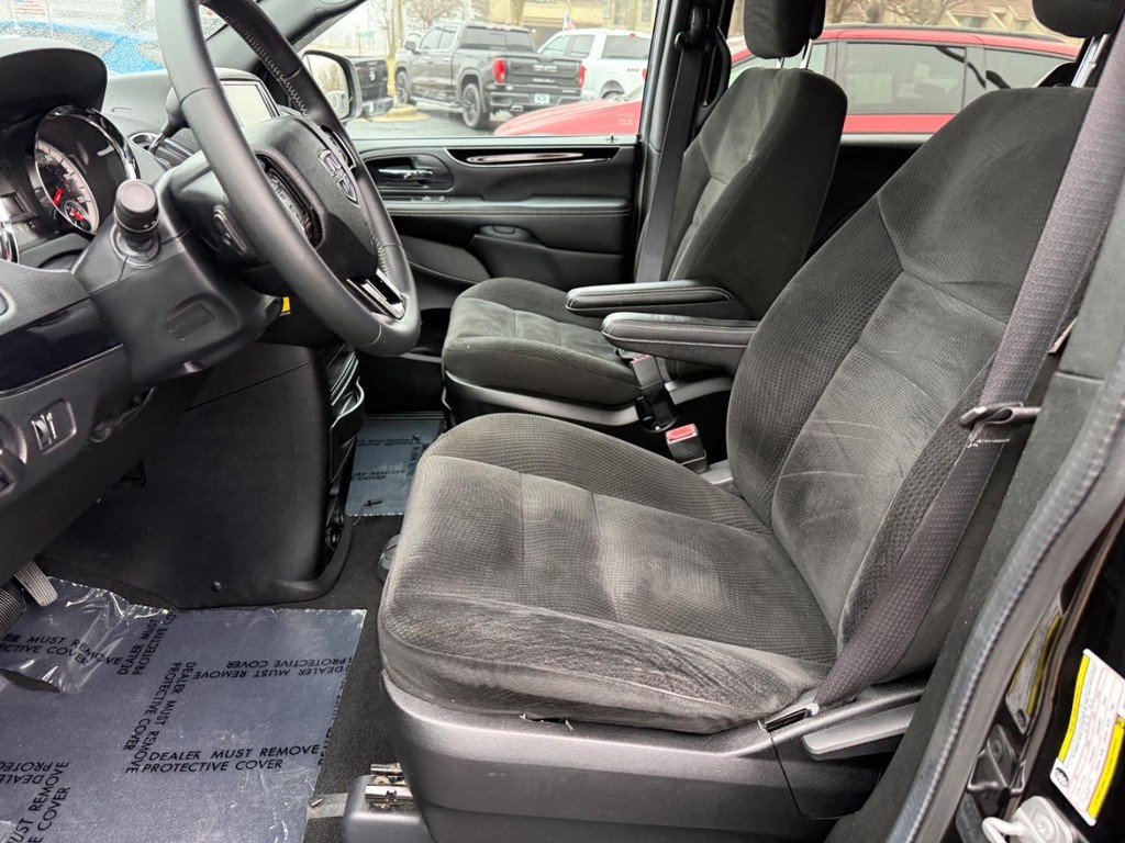 Dodge Grand Caravan Vehicle Full-screen Gallery Image 12