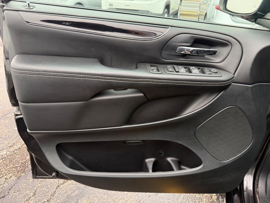 Dodge Grand Caravan Vehicle Full-screen Gallery Image 13