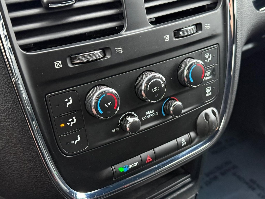 Dodge Grand Caravan Vehicle Full-screen Gallery Image 18