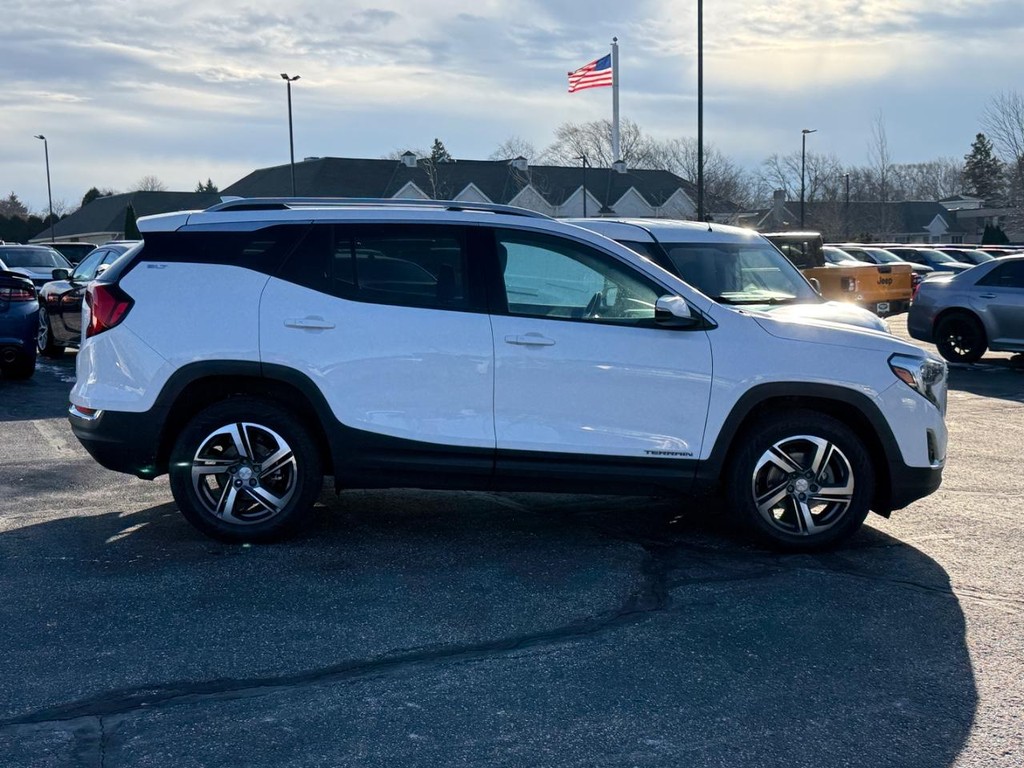 GMC Terrain Vehicle Full-screen Gallery Image 02