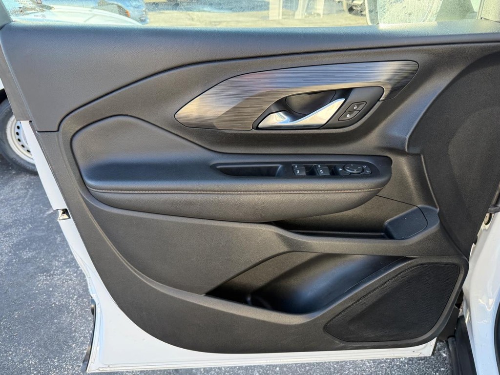 GMC Terrain Vehicle Full-screen Gallery Image 13