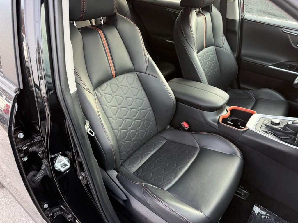 Toyota RAV4 Vehicle Full-screen Gallery Image 06