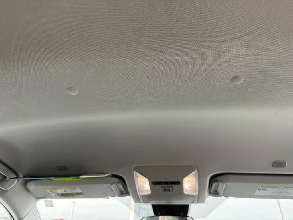 Toyota RAV4 Vehicle Full-screen Gallery Image 10