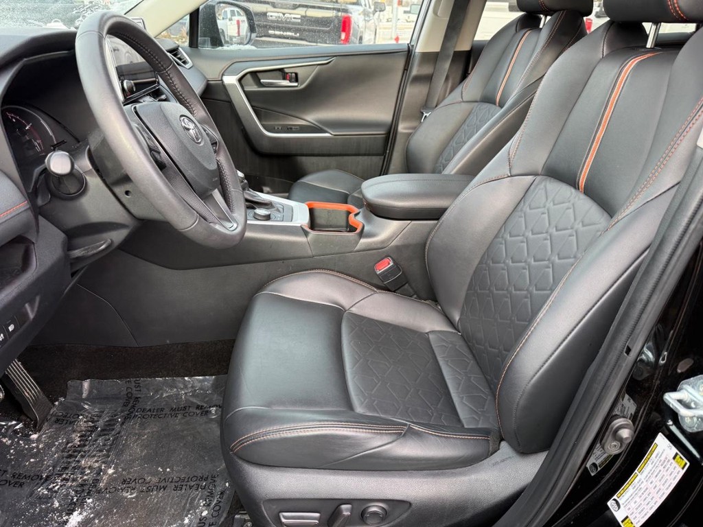 Toyota RAV4 Vehicle Full-screen Gallery Image 12