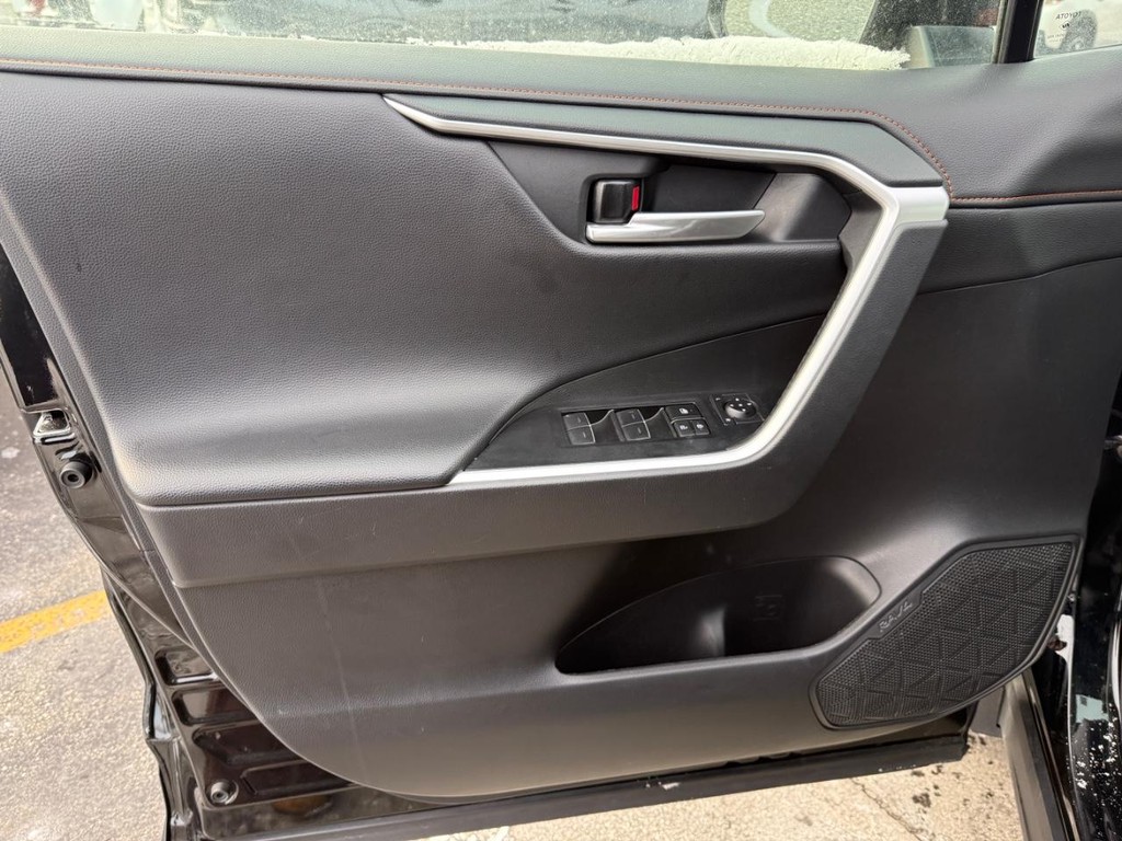 Toyota RAV4 Vehicle Full-screen Gallery Image 13