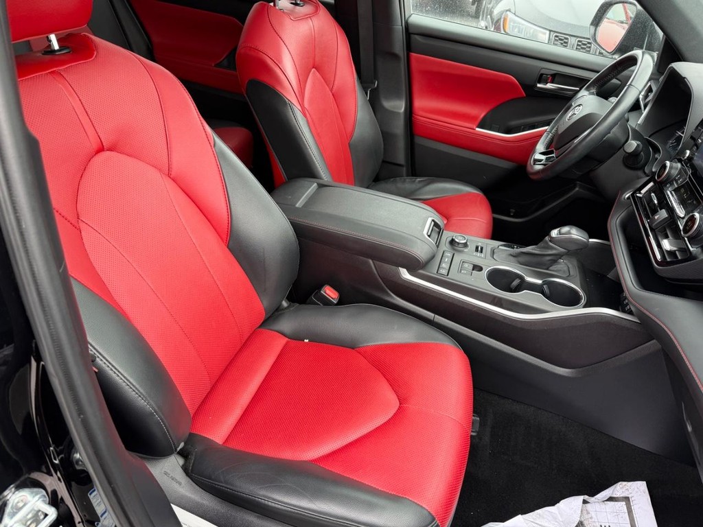 Toyota Highlander Vehicle Full-screen Gallery Image 06