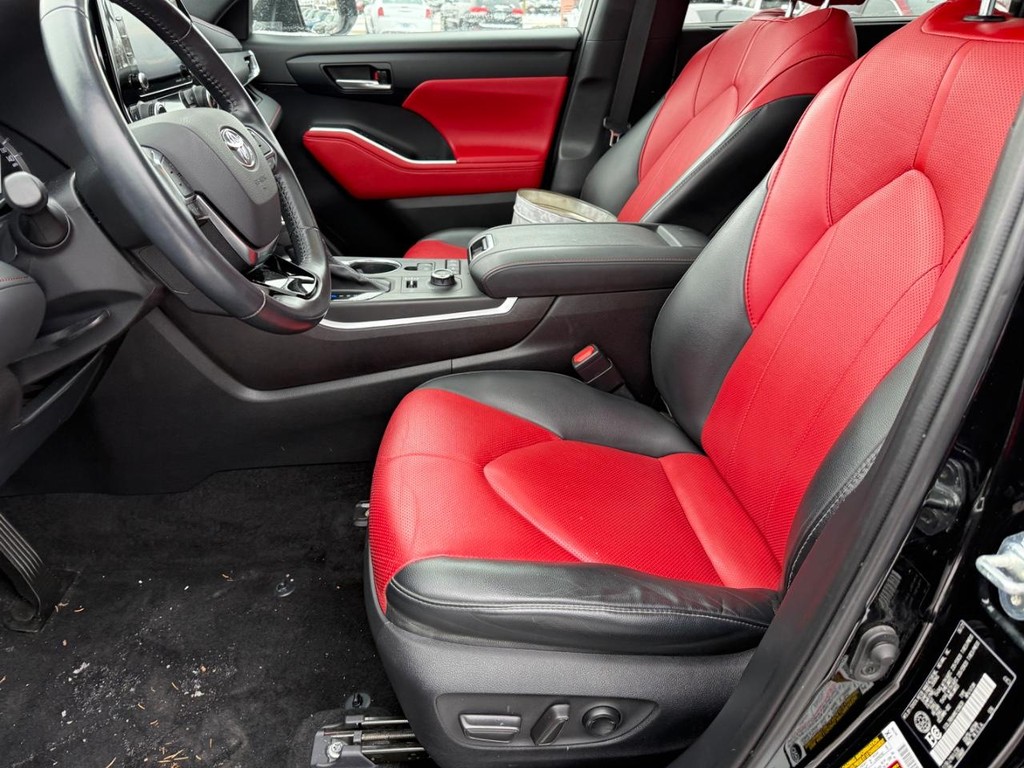 Toyota Highlander Vehicle Full-screen Gallery Image 12