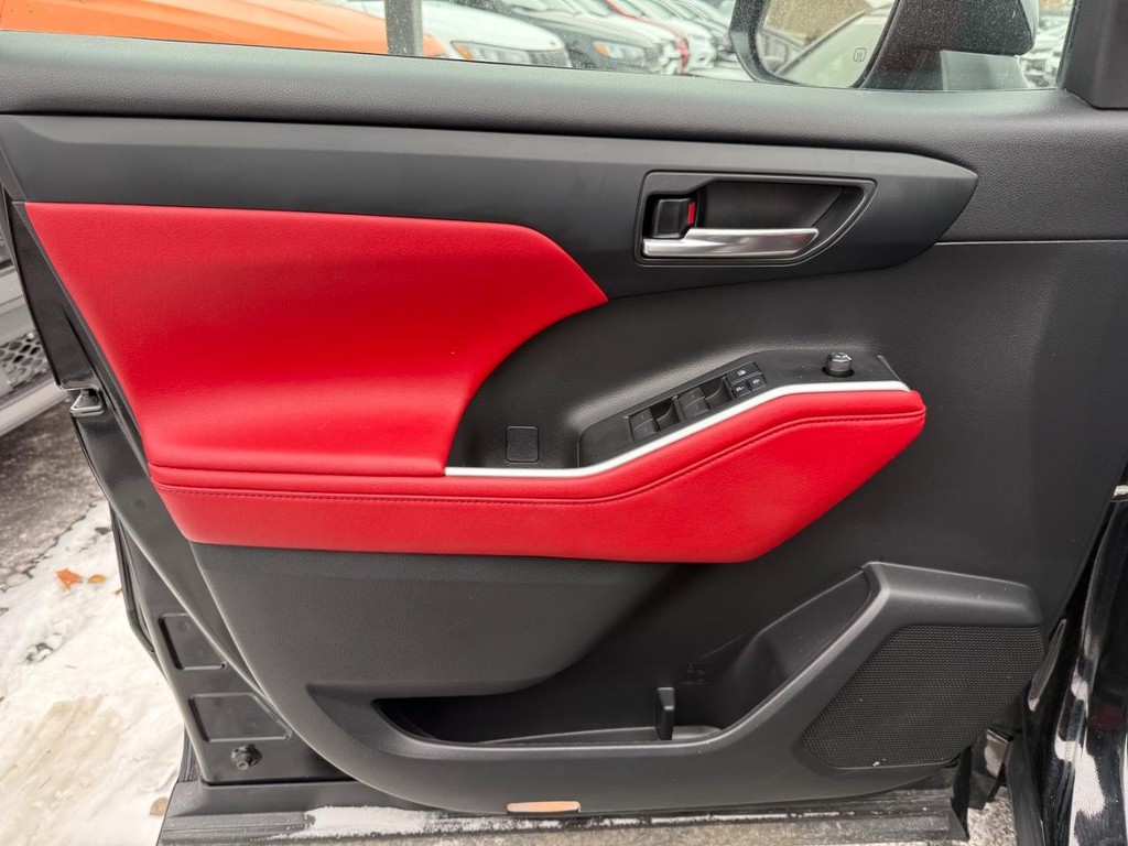 Toyota Highlander Vehicle Full-screen Gallery Image 13