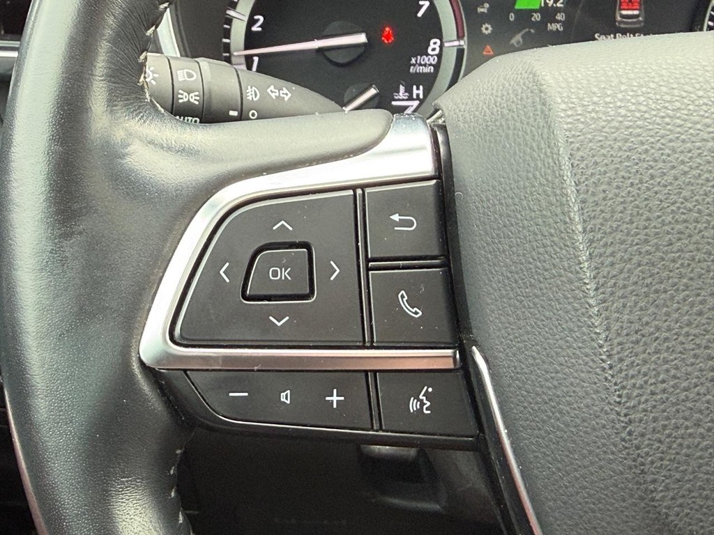 Toyota Highlander Vehicle Full-screen Gallery Image 14