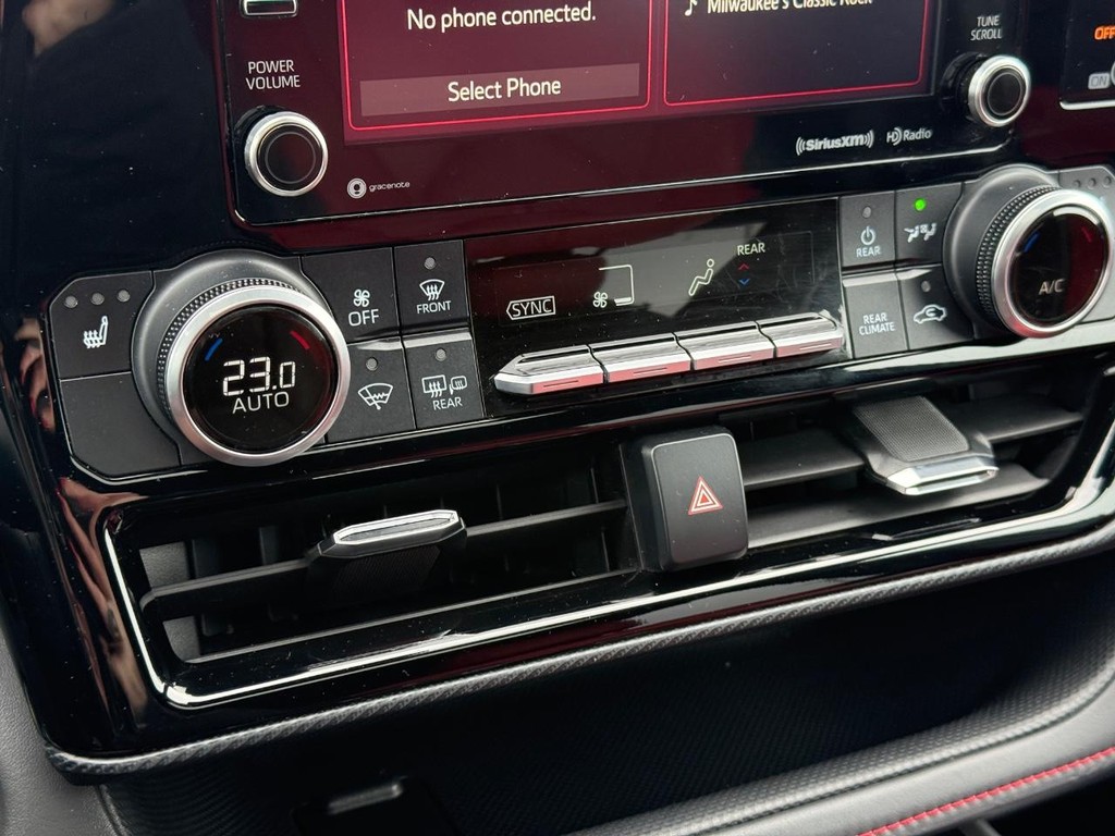 Toyota Highlander Vehicle Full-screen Gallery Image 22