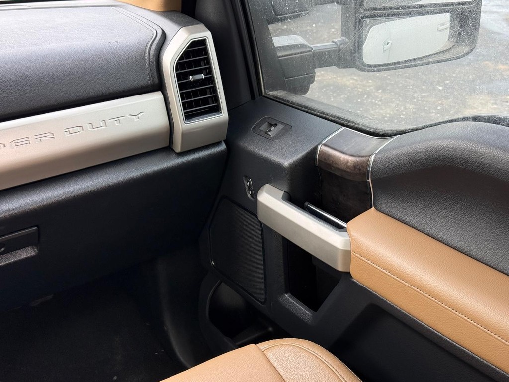 Ford Super Duty F-250 SRW Vehicle Full-screen Gallery Image 11