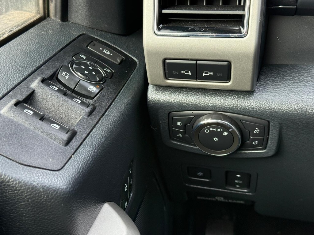 Ford Super Duty F-250 SRW Vehicle Full-screen Gallery Image 19