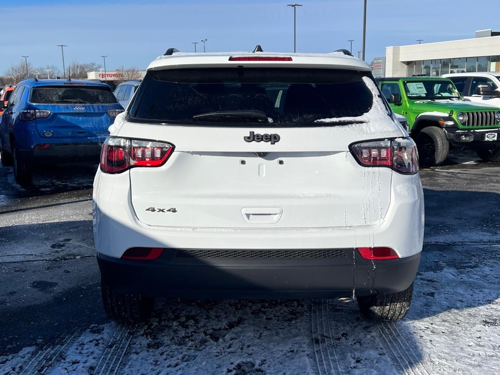 Jeep Compass Vehicle Full-screen Gallery Image 04