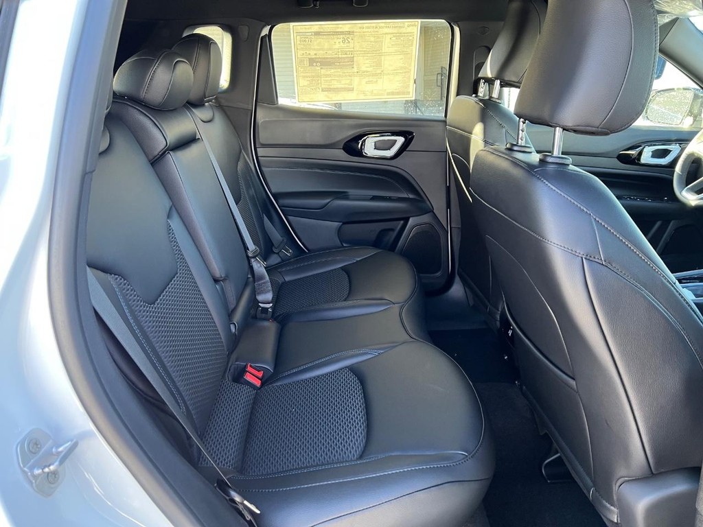 Jeep Compass Vehicle Full-screen Gallery Image 07