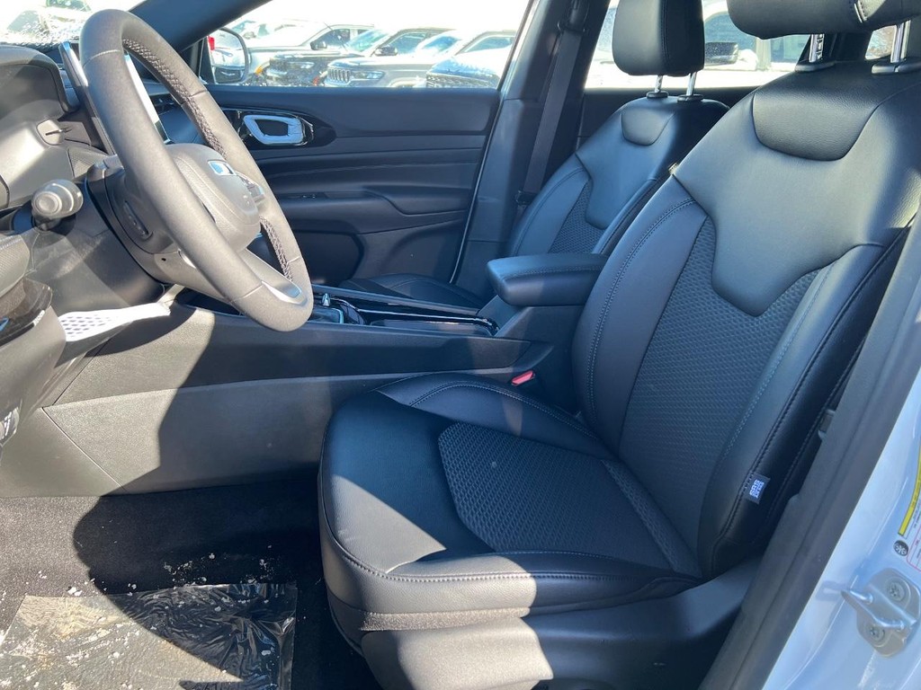 Jeep Compass Vehicle Full-screen Gallery Image 09