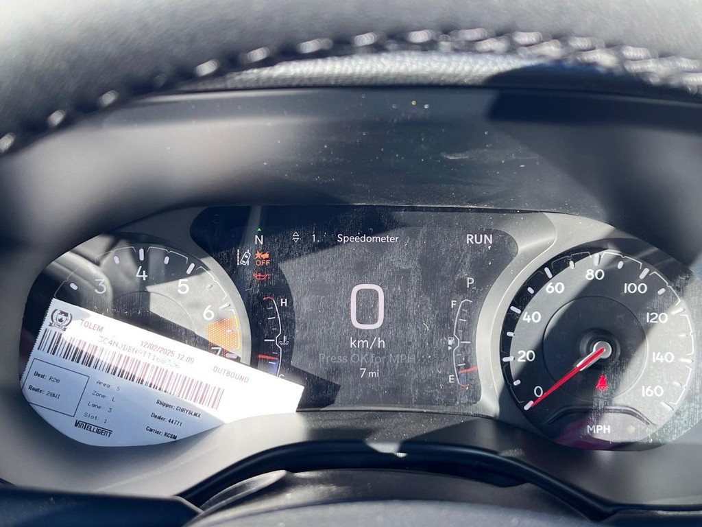 Jeep Compass Vehicle Full-screen Gallery Image 13