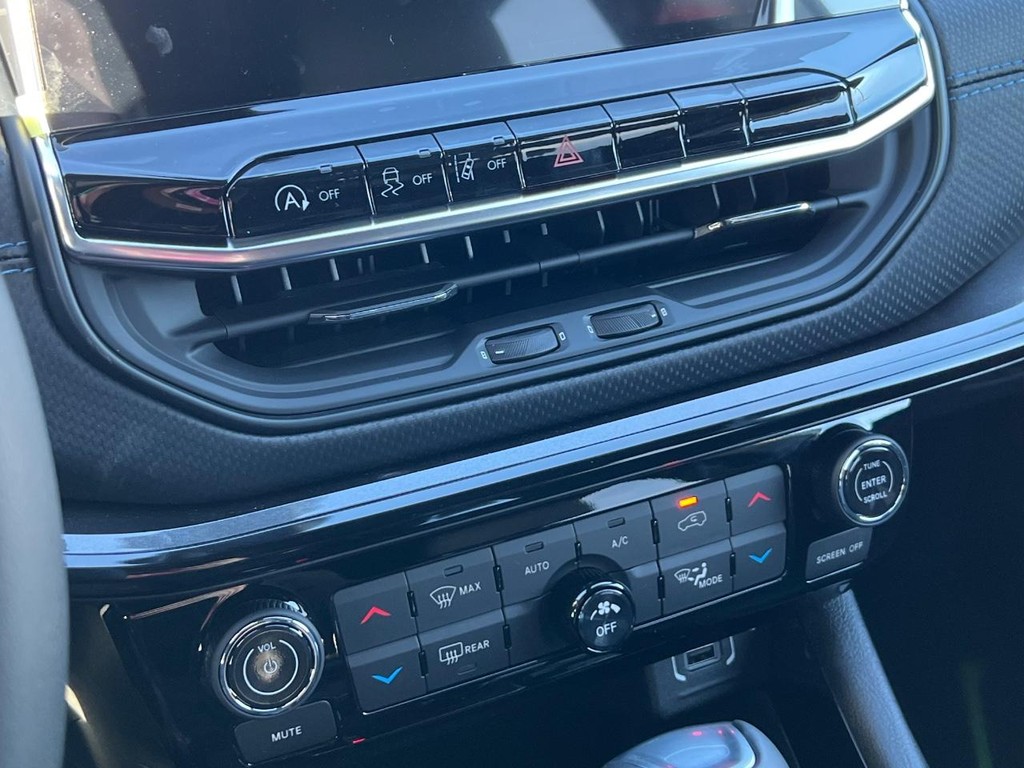 Jeep Compass Vehicle Full-screen Gallery Image 15