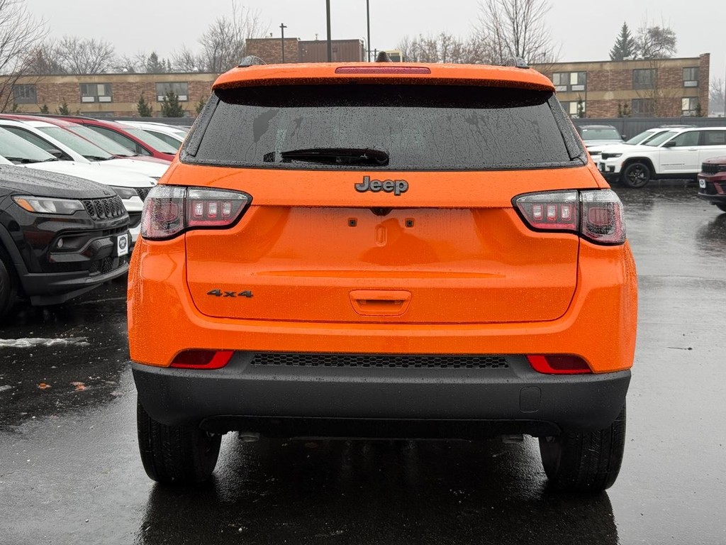 Jeep Compass Vehicle Full-screen Gallery Image 04