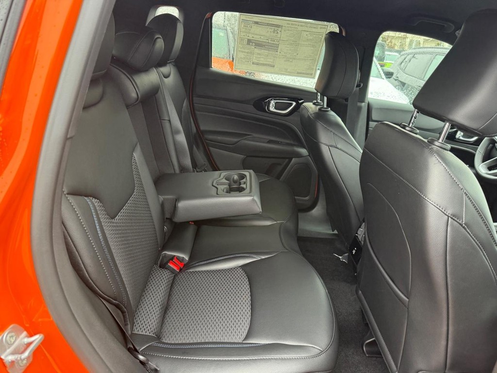 Jeep Compass Vehicle Full-screen Gallery Image 07