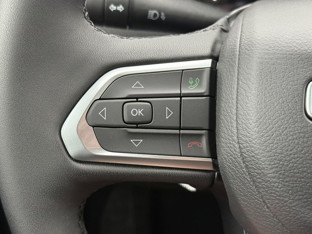 Jeep Compass Vehicle Full-screen Gallery Image 15