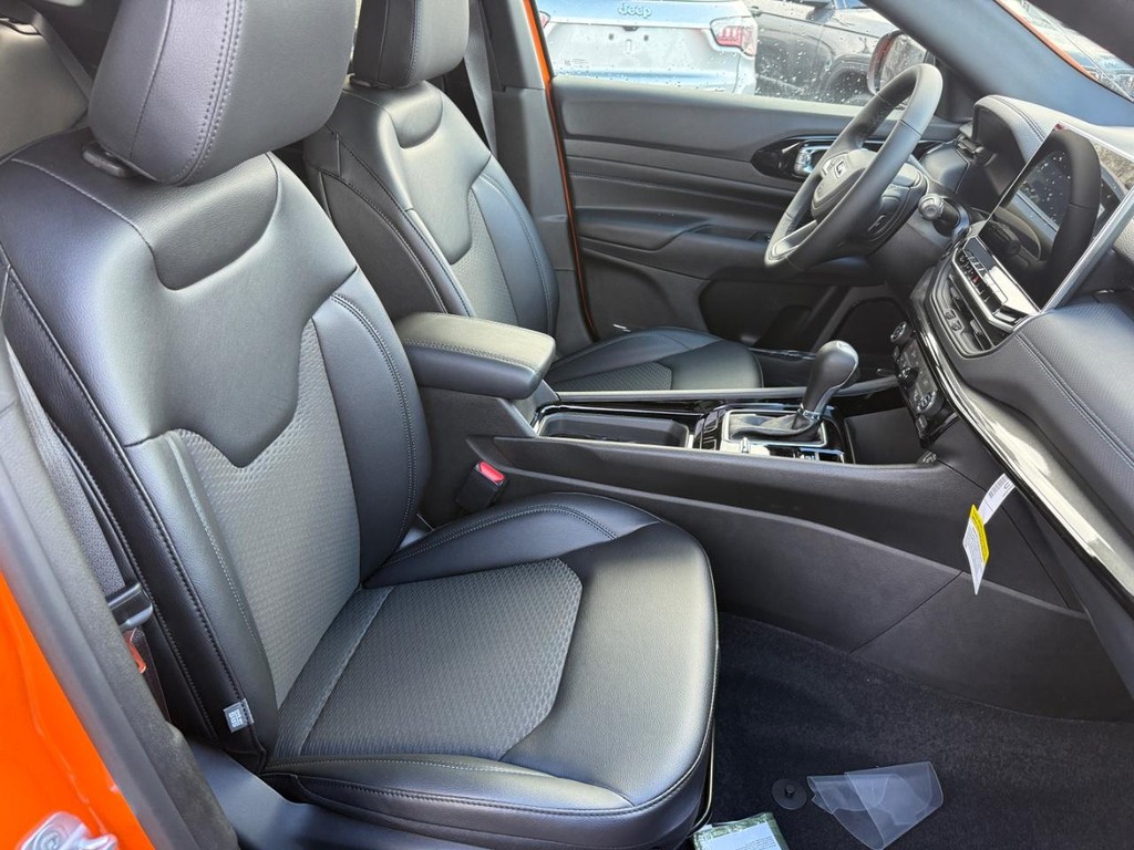 Jeep Compass Vehicle Full-screen Gallery Image 06