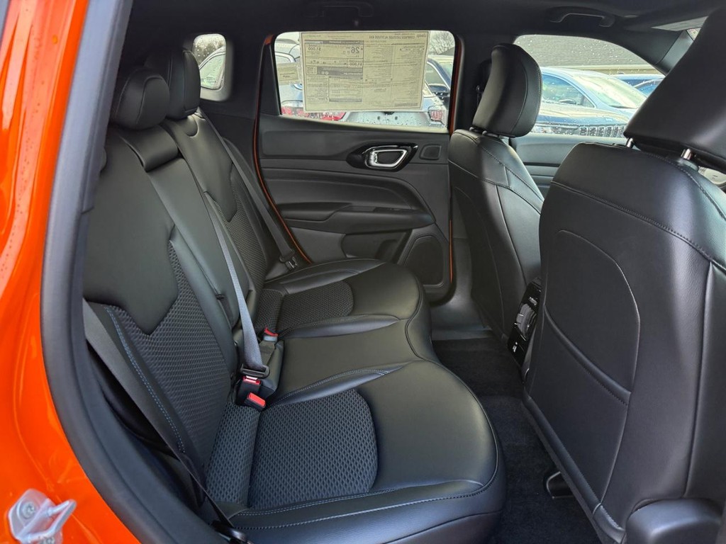 Jeep Compass Vehicle Full-screen Gallery Image 07