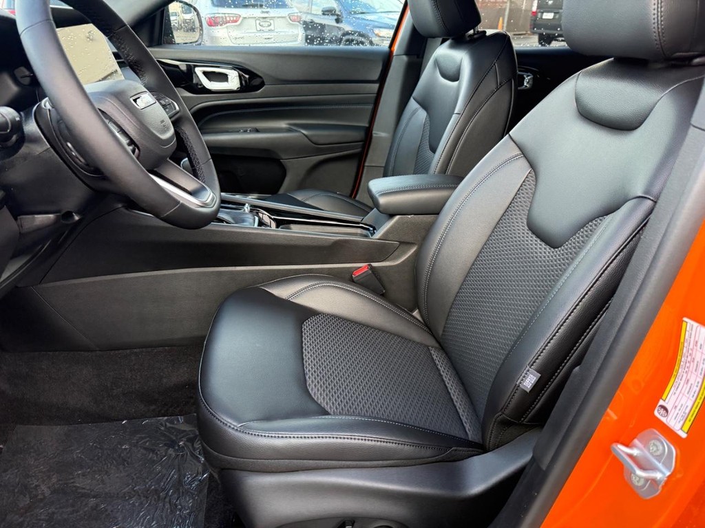 Jeep Compass Vehicle Full-screen Gallery Image 12