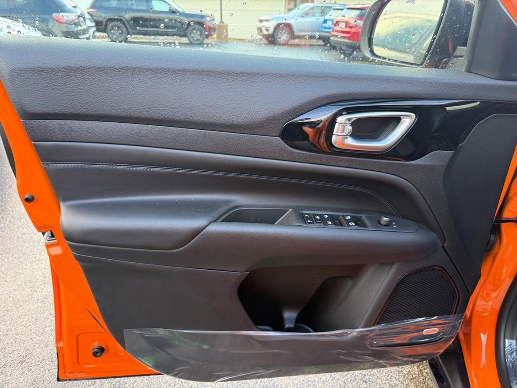 Jeep Compass Vehicle Full-screen Gallery Image 13