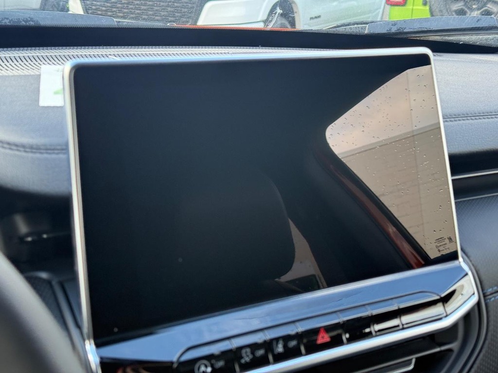 Jeep Compass Vehicle Full-screen Gallery Image 17