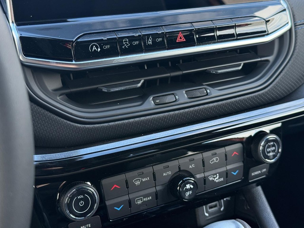 Jeep Compass Vehicle Full-screen Gallery Image 18