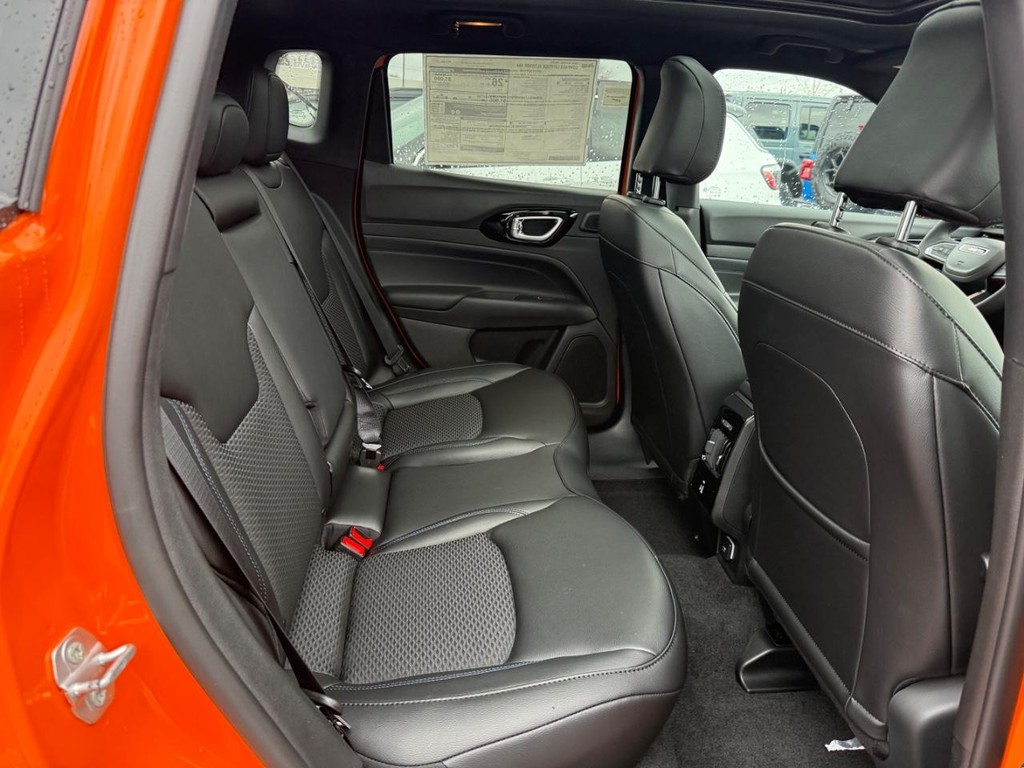 Jeep Compass Vehicle Full-screen Gallery Image 07