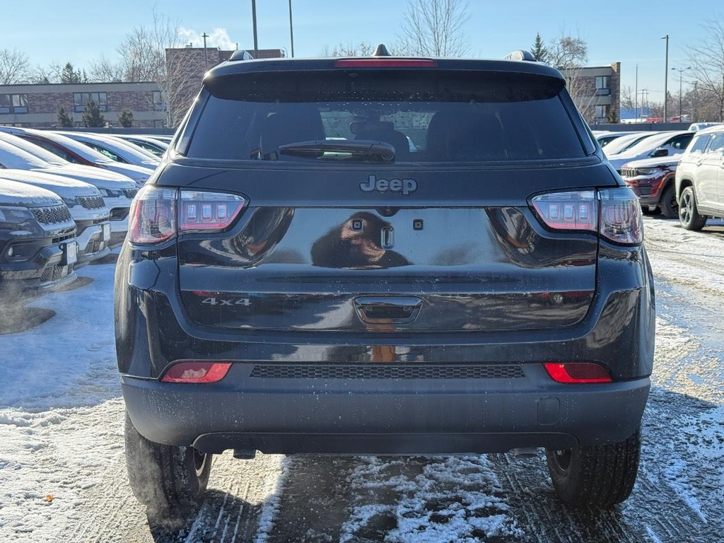 Jeep Compass Vehicle Full-screen Gallery Image 04