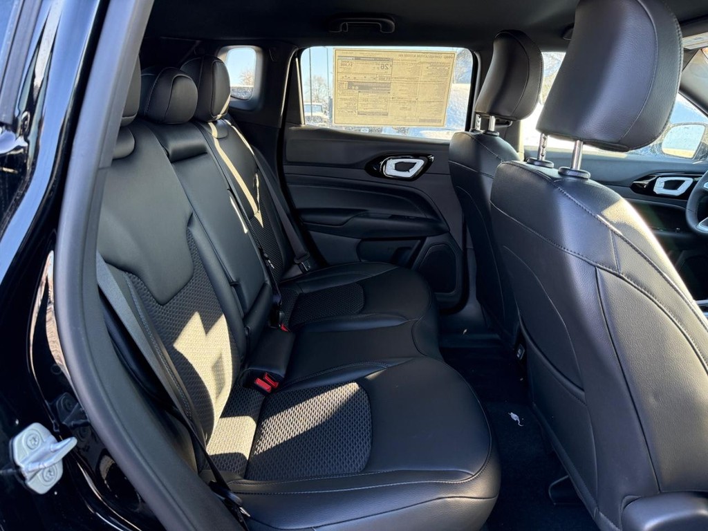 Jeep Compass Vehicle Full-screen Gallery Image 07