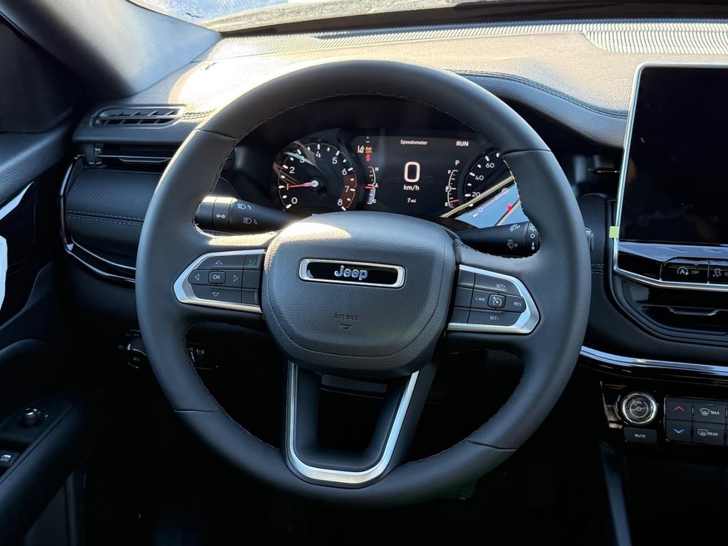 Jeep Compass Vehicle Full-screen Gallery Image 09