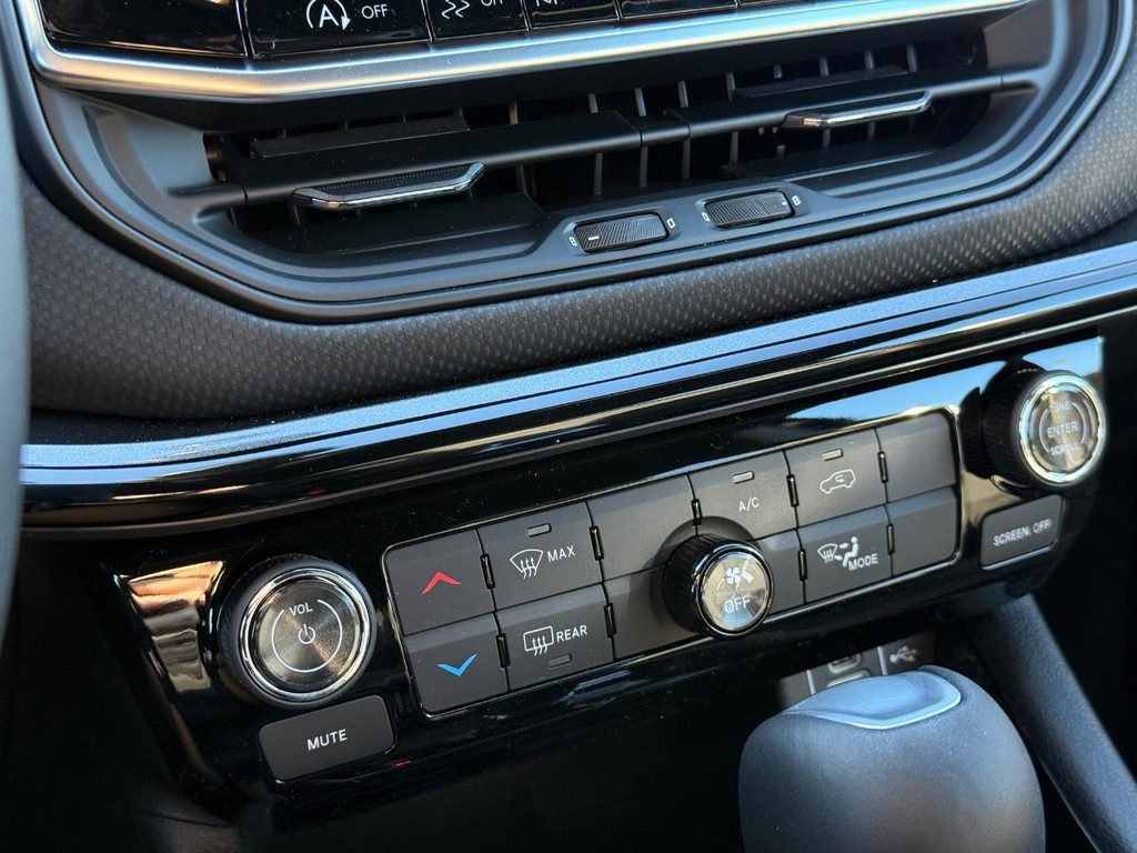 Jeep Compass Vehicle Full-screen Gallery Image 18