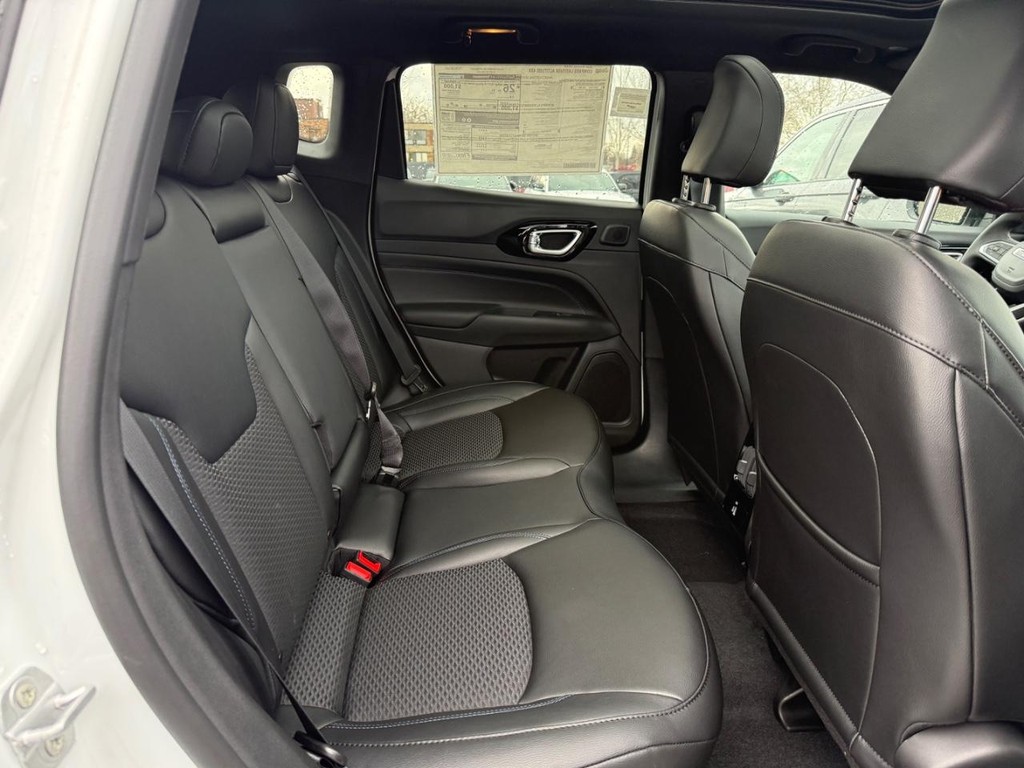 Jeep Compass Vehicle Full-screen Gallery Image 07