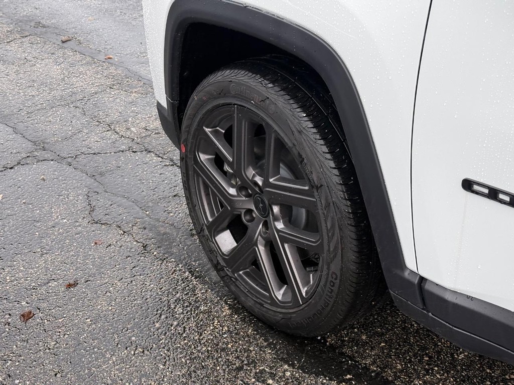 Jeep Compass Vehicle Full-screen Gallery Image 11