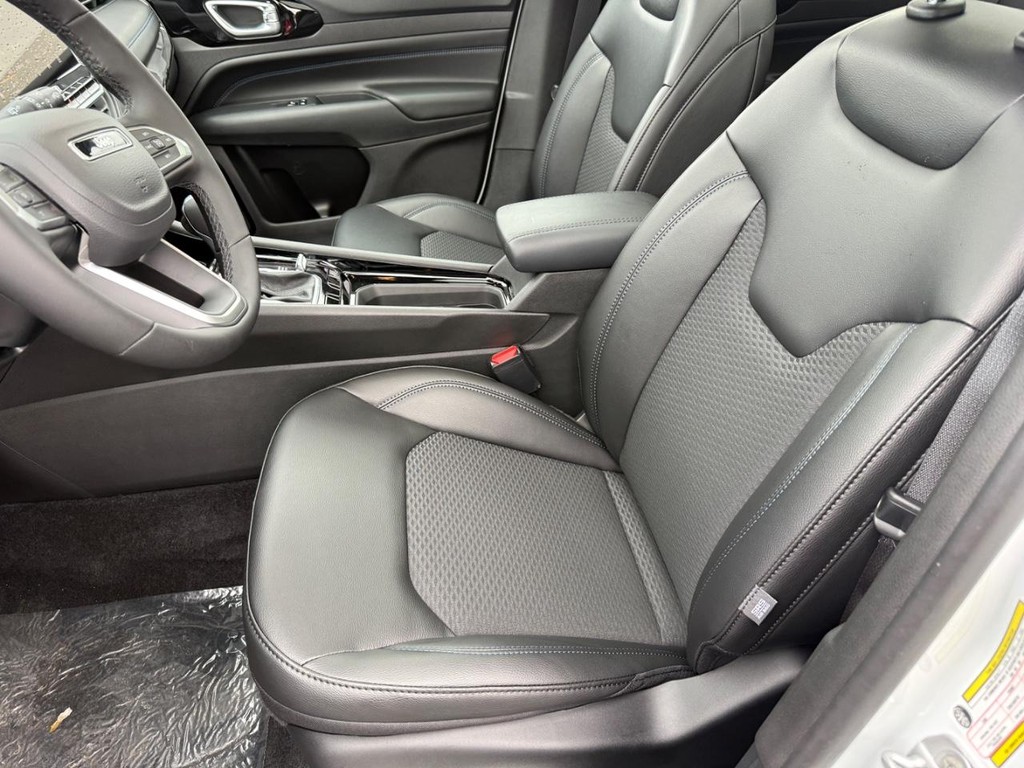 Jeep Compass Vehicle Full-screen Gallery Image 12