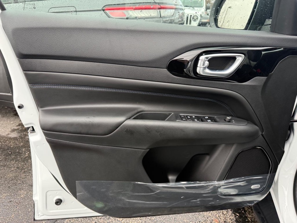 Jeep Compass Vehicle Full-screen Gallery Image 13