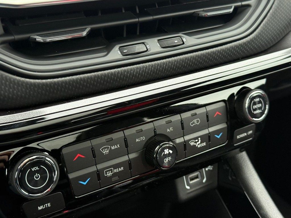 Jeep Compass Vehicle Full-screen Gallery Image 19