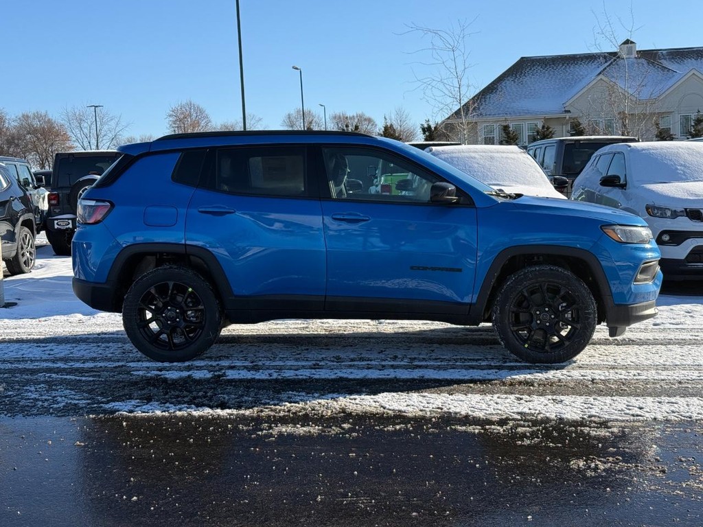 Jeep Compass Vehicle Full-screen Gallery Image 02